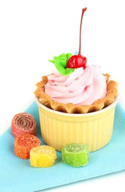 için pişirme üzerinde beyaz izole kase kiraz kek