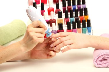 Güzellik salonunda manikür işlemi, kapatın.