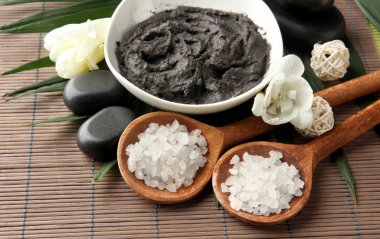 Bambu zemin üzerine spa uygulamaları için kozmetik kil ile kompozisyon