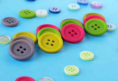 mavi bir arka plan üzerinde parlak renkli düğmeler