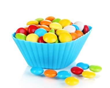 cupcake durumda üzerinde beyaz izole renkli şekerler