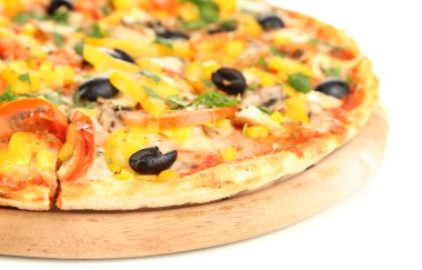 sebze, tavuk ve zeytin üzerinde beyaz izole lezzetli pizza