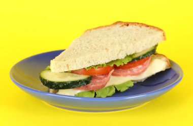 Sarı zemin üzerine plaka üzerinde sandviç