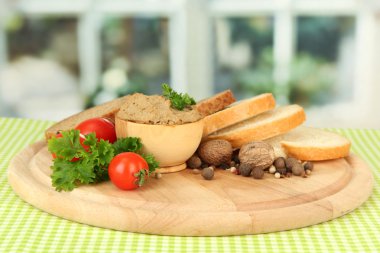 taze ezme, domates ve parlak zemin üzerine ekmek bileşimi