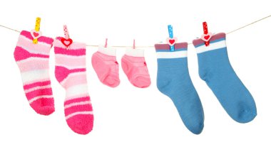 renkli çorap üzerine beyaz izole clothesline üzerinde asılı