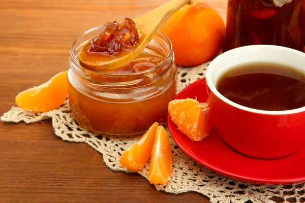 Colazione leggera con tè e marmellata fatta in casa, sul tavolo di legno — Foto Stock