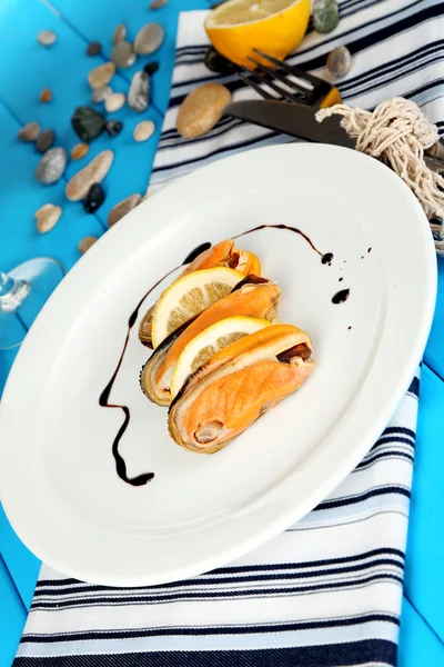 Mussels with sauce on plate on wooden table close-up — Stock Photo, Image