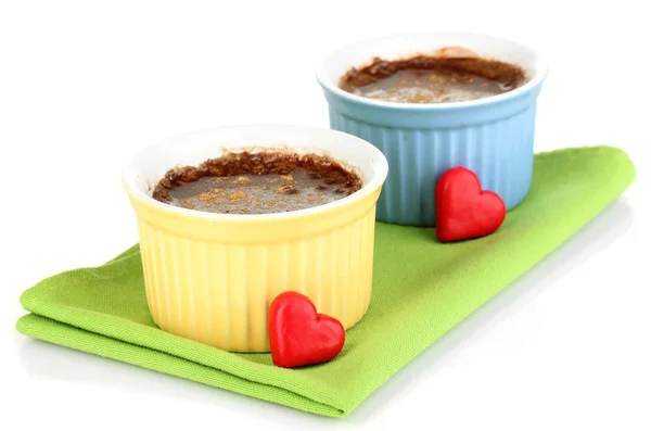 Chokladpudding i skålar för bakning isolerad på vit — Stockfoto