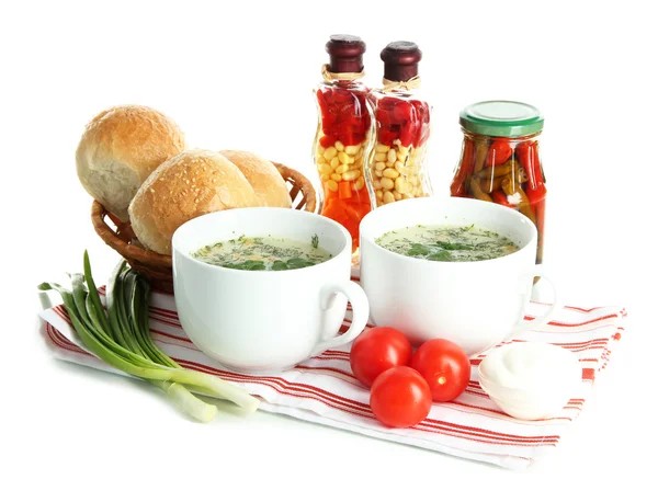 Ароматный суп в чашках, изолированных на белом — стоковое фото