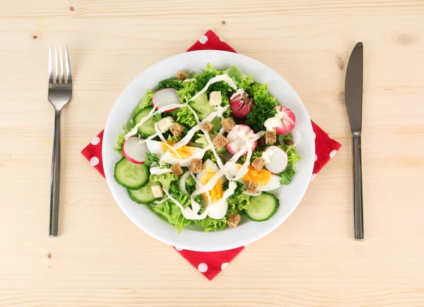 Salada mista fresca com ovos, folhas de salada e outros legumes, sobre fundo de madeira — Fotografia de Stock