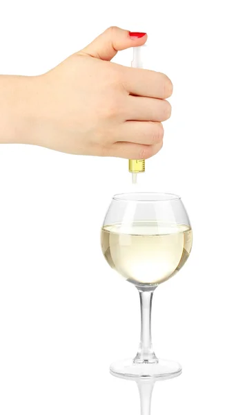 Gießen Sie etwas in Glas mit Getränk isoliert auf weiß — Stockfoto