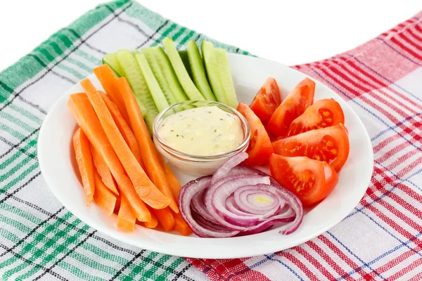 Surtido de verduras crudas palos en plato en servilleta de cerca —  Fotos de Stock