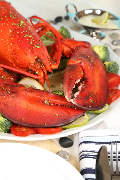 Czerwony homar na talerzu na służbie stół szczegół — Zdjęcie stockowe