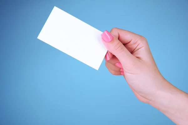 Tarjeta de mano femenina, sobre fondo de color — Foto de Stock