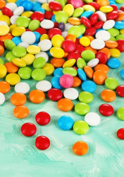 Dulces de colores sobre fondo verde — Foto de Stock