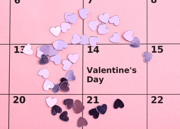 Notas sobre el calendario (día de San Valentín) y rosa, primer plano — Foto de Stock