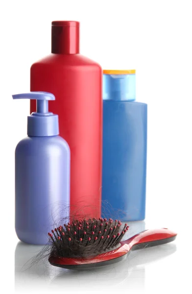 Spazzola pettine con capelli persi e flaconi cosmetici, isolato su bianco — Foto Stock