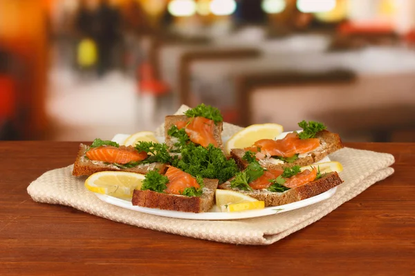 三文鱼三明治板，在明亮的背景上 — 图库照片