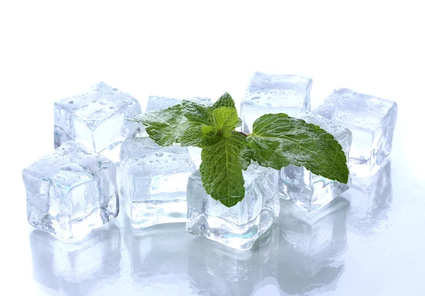 Лед с мятой изолирован на белом — стоковое фото