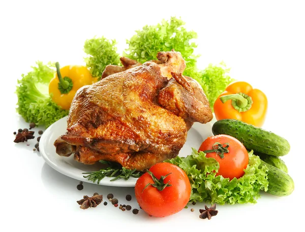 Plaka üzerinde beyaz izole sebzeler, lezzetli bütün kavrulmuş tavuk — Stok fotoğraf