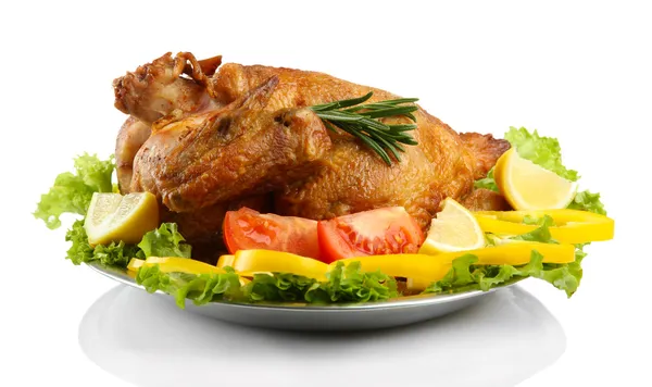 Sabroso pollo asado entero en plato con verduras, aislado en blanco — Foto de Stock