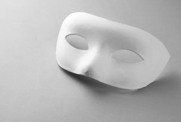 Masque blanc, sur fond gris — Photo