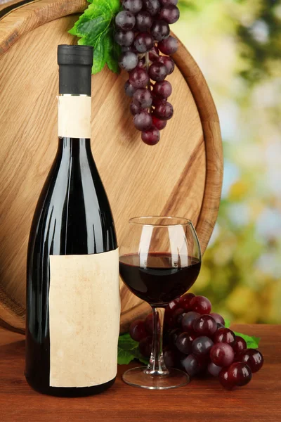 Composition of wine, wooden barrel and grape, on bright background — Stock Photo, Image