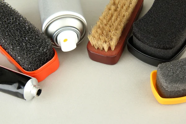 Set di cose per la pulizia e lucidare le scarpe, su sfondo colore — Foto Stock