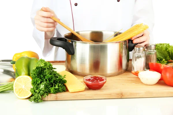 Manos femeninas preparando pasta, aisladas sobre blanco — Foto de Stock