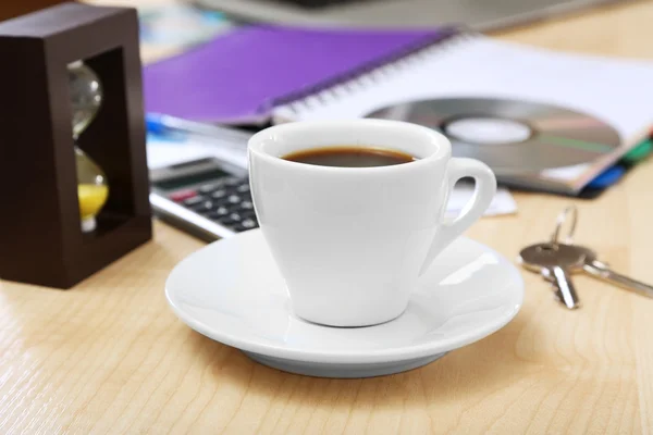 Filiżankę kawy na pulpit bliska biuro — Zdjęcie stockowe