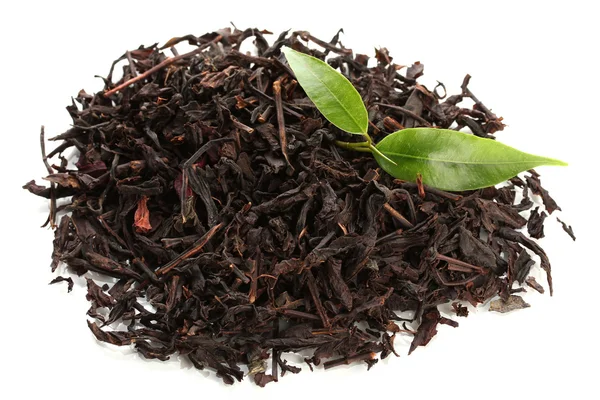 Torr svart te med gröna blad, isolerad på vit — Stockfoto