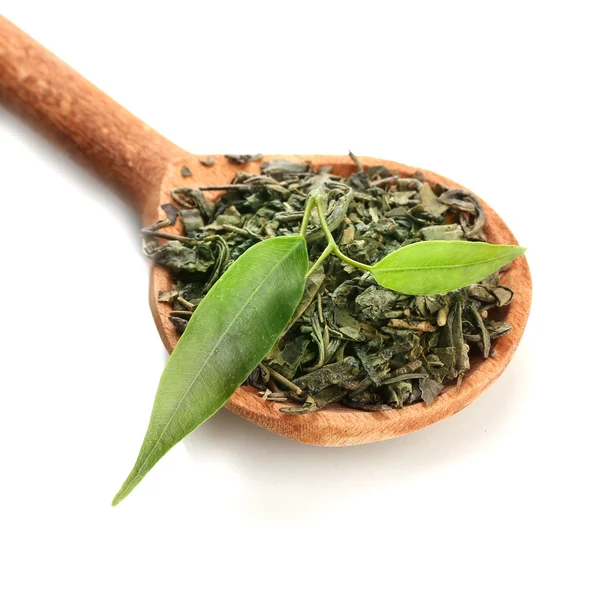 Té seco con hojas verdes en cuchara de madera, aislado sobre blanco —  Fotos de Stock