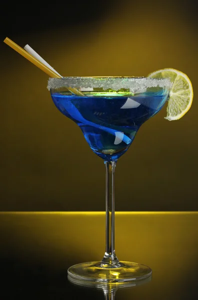 Blue cocktail in glass on color background — Stock Photo, Image