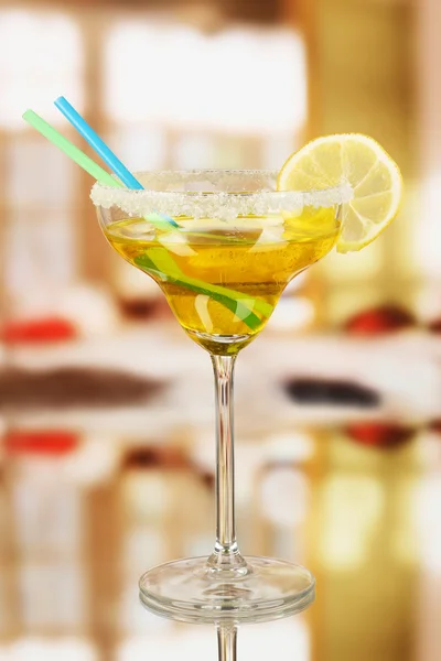 Cocktail jaune en verre sur fond de chambre — Photo