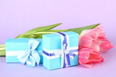 Pembe Laleler ve renkli arka plan üzerinde hediye kutuları