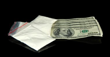 Uyuşturucu ve para, siyah üzerine izole