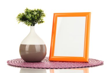 renkli fotoğraf çerçevesi ve üzerinde beyaz izole çiçekler