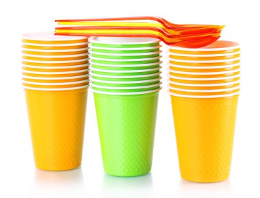 bardak ve kaşık farklı renk üzerine beyaz izole