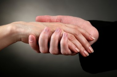 kadın eli, siyah arka planda tutan rahip