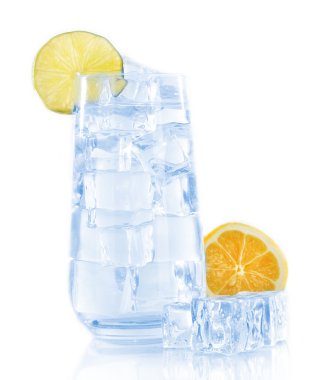 beyaz izole bir bardak buz