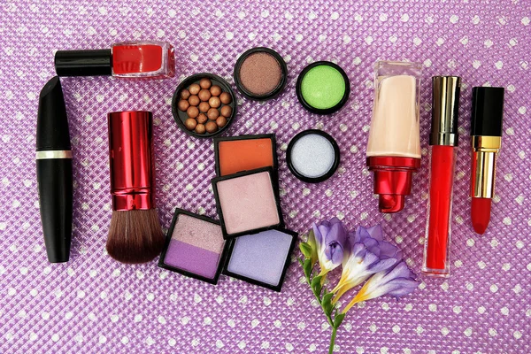 紫色背景上用的化妆品 — 图库照片