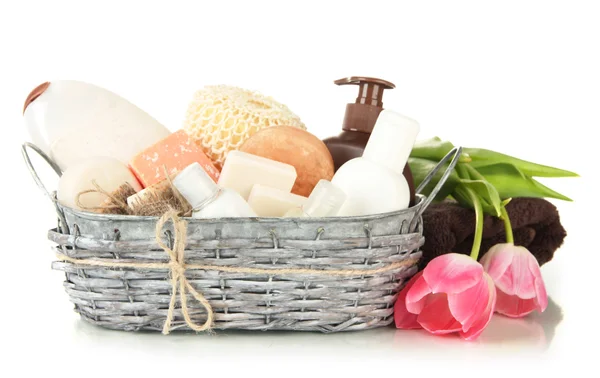Composición de botellas de cosméticos y jabón en cesta, aislado en blanco —  Fotos de Stock