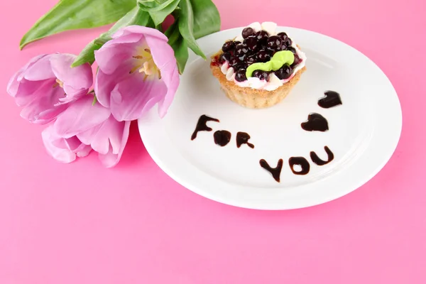 Süße Torte mit Brombeer- und Schokoladensauce auf Teller, auf farbigem Hintergrund — Stockfoto