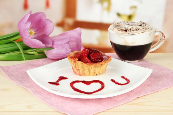 Süßer Kuchen mit Erdbeere und Soße auf Teller, mit Kaffee, auf hellem Hintergrund — Stockfoto