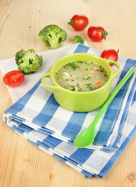 Δίαιτα σούπα με λαχανικά στο τηγάνι σε κοντινό πλάνο ξύλινο τραπέζι — Φωτογραφία Αρχείου