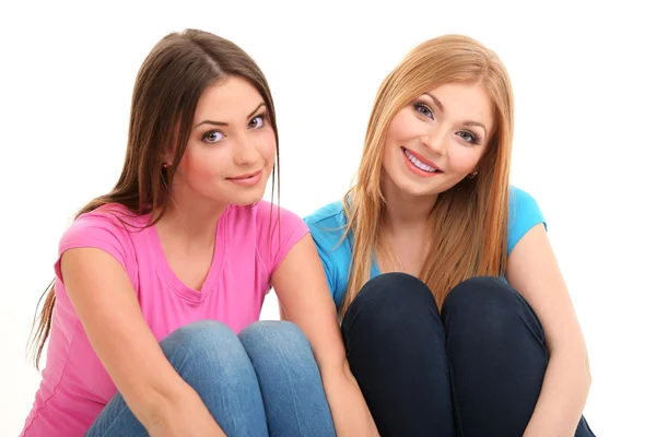 Duas amigas sorrindo isoladas no branco — Fotografia de Stock