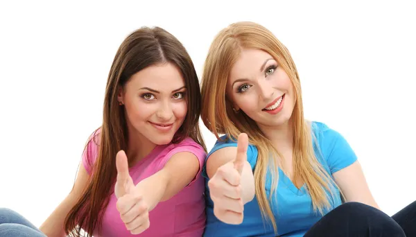 Deux amies souriantes isolées sur blanc — Photo