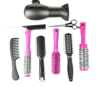 Tara fırçalar, saç kurutma makinesi ve üzerinde beyaz izole kesme makası