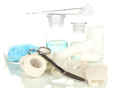 beyaz izole sarmak için İlkyardım çantası