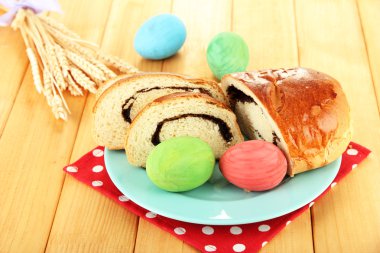 somun ile ahşap arka plan üzerinde renkli plaka üzerinde haşhaş tohumu